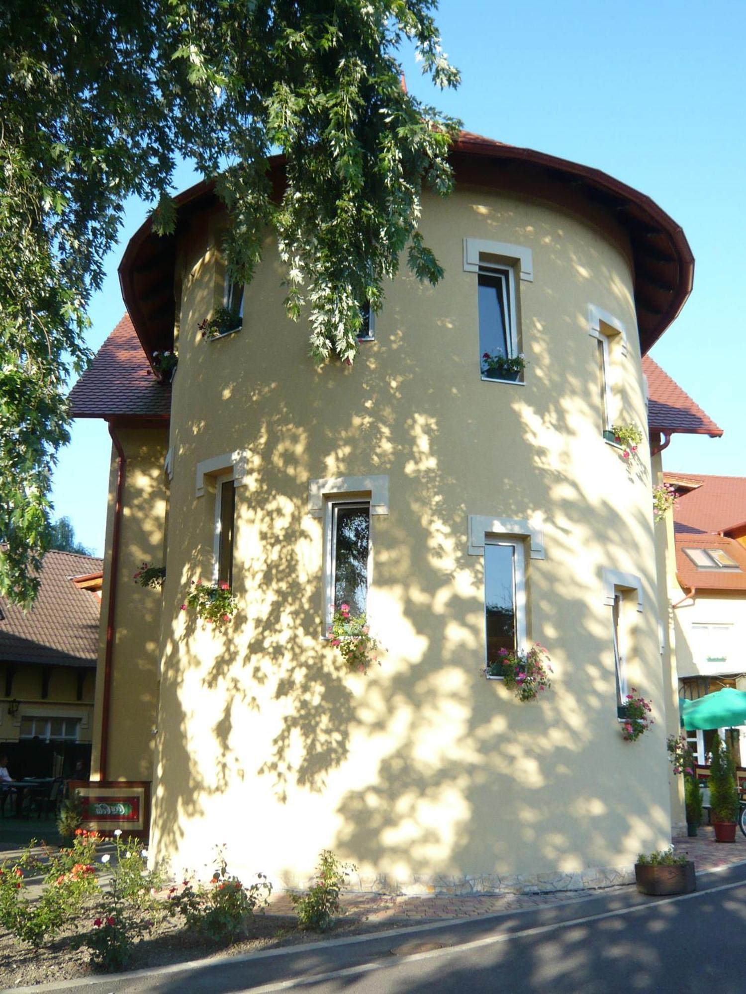 Hotel Lukacs Superior Kazincbarcika Exterior photo