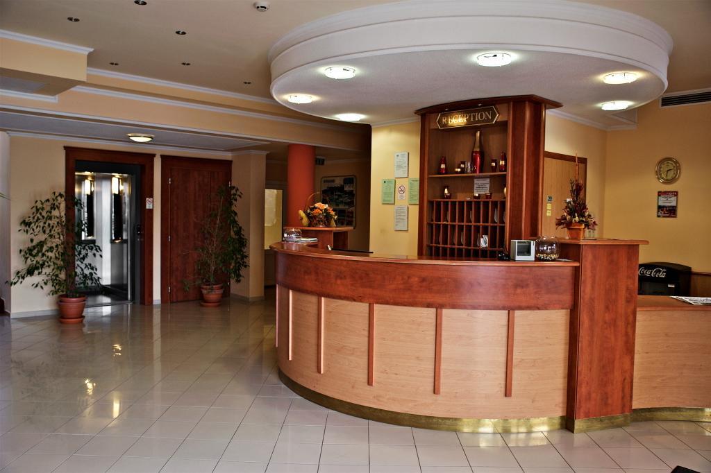 Hotel Lukacs Superior Kazincbarcika Exterior photo